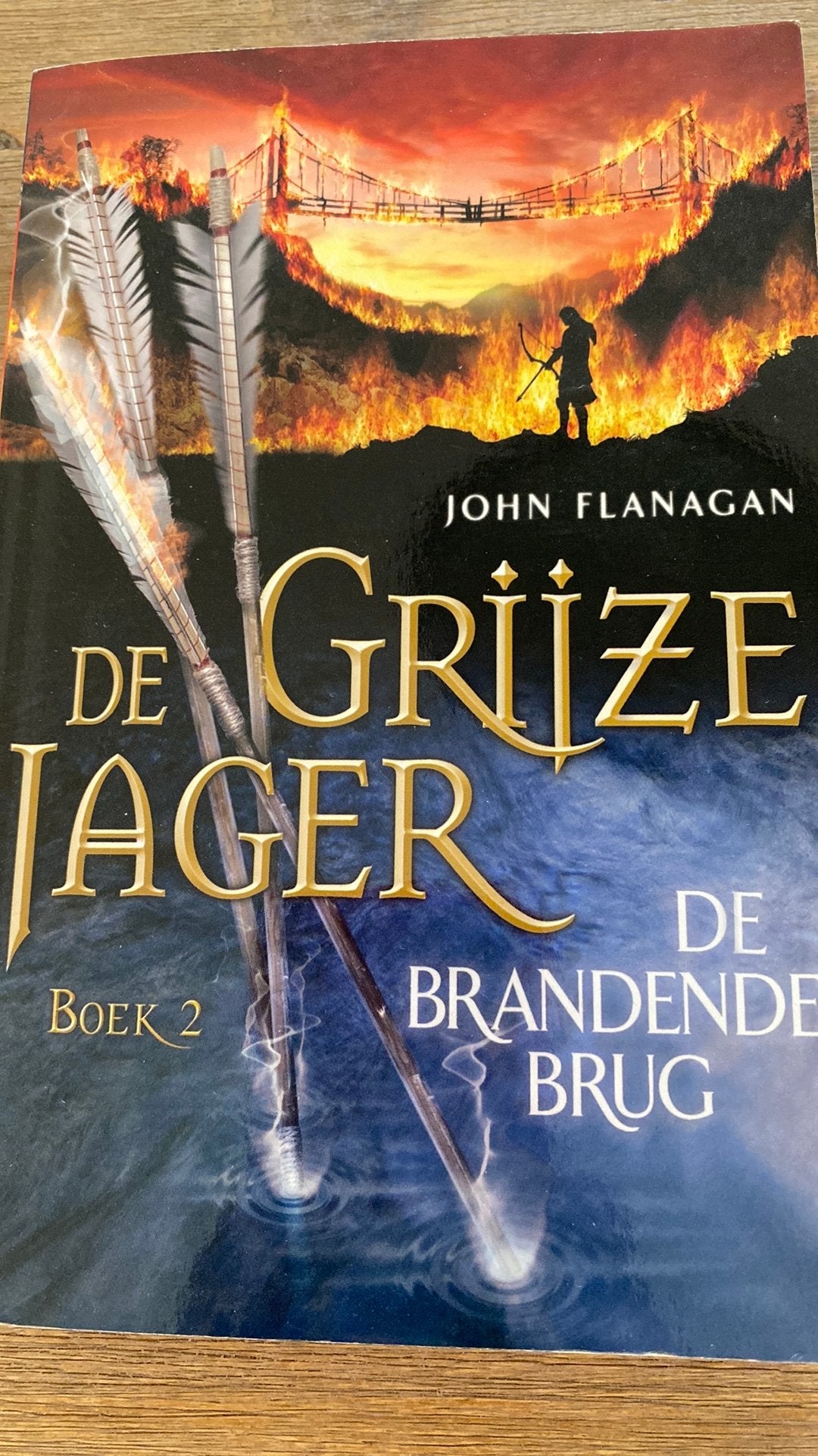 John Flanagan - De brandende brug, Boeken, Ophalen of Verzenden, Zo goed als nieuw, John Flanagan