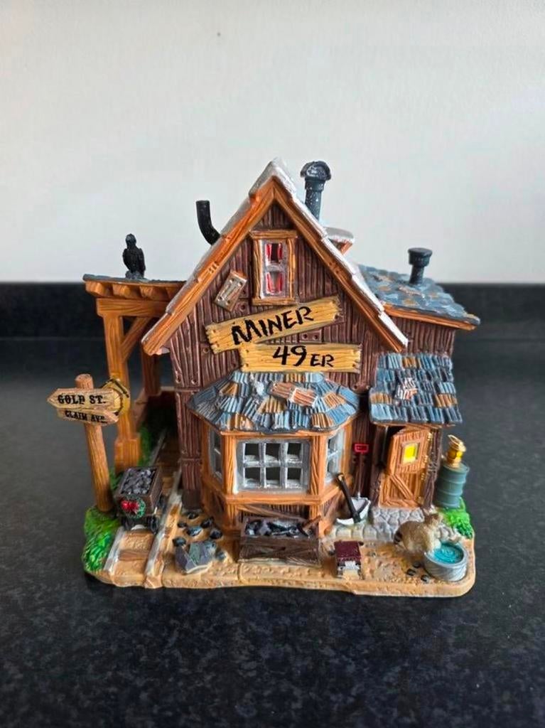 Lemax retired zeldzaam Miner 49er kerstdorp huisje, Diversen, Kerst, Ophalen of Verzenden, Zo goed als nieuw