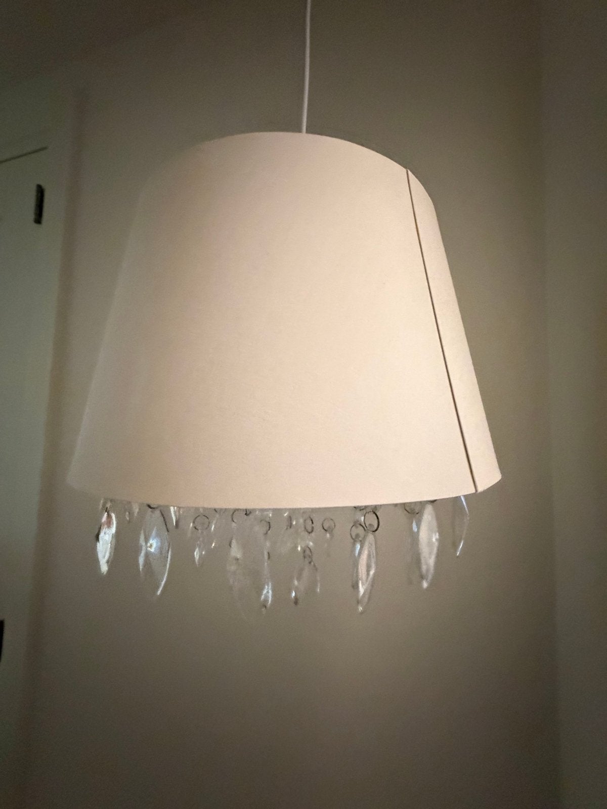 Hanglamp met stoffen kap en kristallen hangers, Ophalen of Verzenden, Zo goed als nieuw, Textiel, E27 (groot)