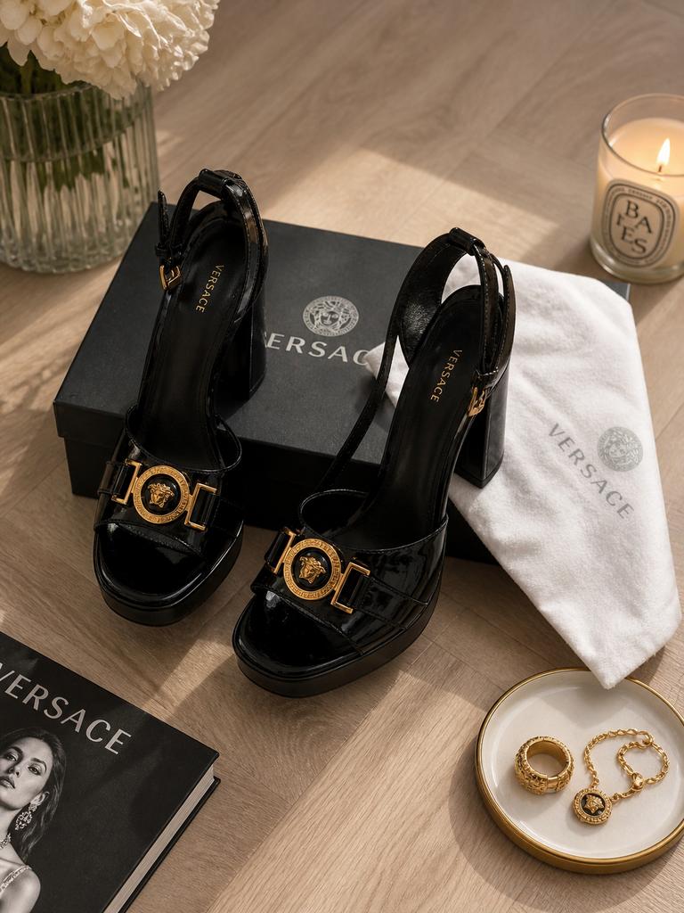 Versace Medusa Aevitas Plateau Sandalen - Zo goed als nieuw, Ophalen of Verzenden, Zo goed als nieuw, Zwart, Sandalen of Muiltjes