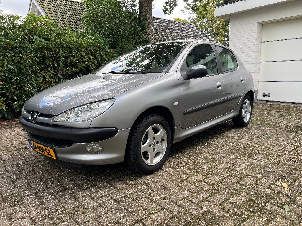 Peugeot 206 1.4 16V XT 5D 2004 Grijs Leder Airco LM velgen, Voorwielaandrijving, 1360 cc, Zwart, 4 cilinders