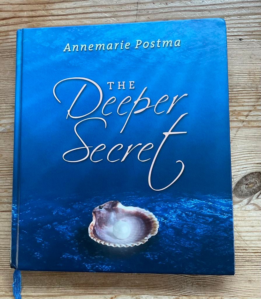 Boek”The Deeper Secret” door Annemarie Postma, Boeken, Ophalen of Verzenden, Zo goed als nieuw
