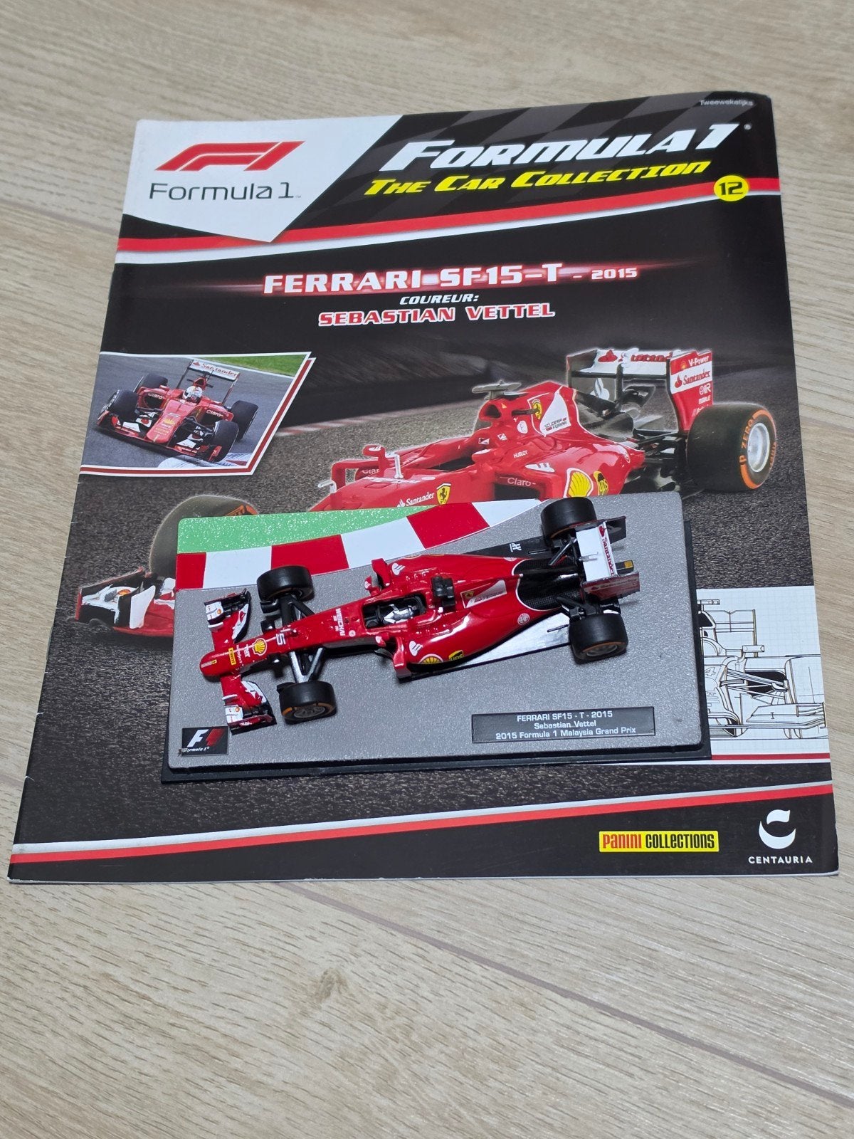 Ferrari SF15-T 2015 Sebastian Vettel F1 model + magazine, Ophalen of Verzenden, Zo goed als nieuw, Auto