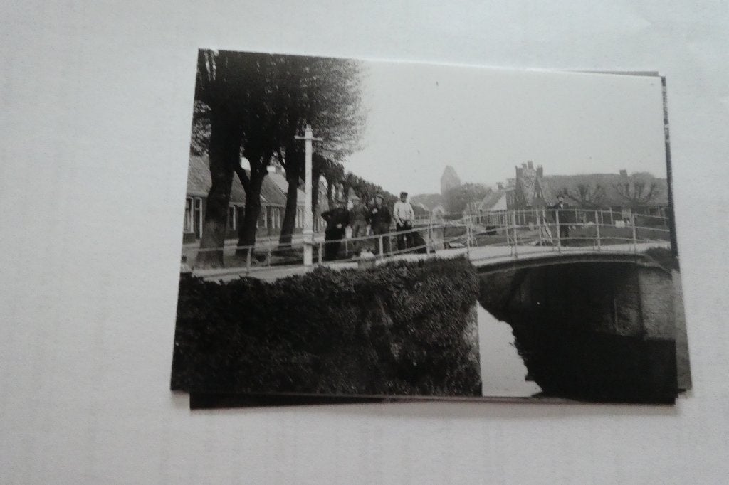 Loppersum Mannen op Brug bij Schipsloot, Verzamelen, Foto's en Prenten, Verzenden, Voor 1940, Foto
