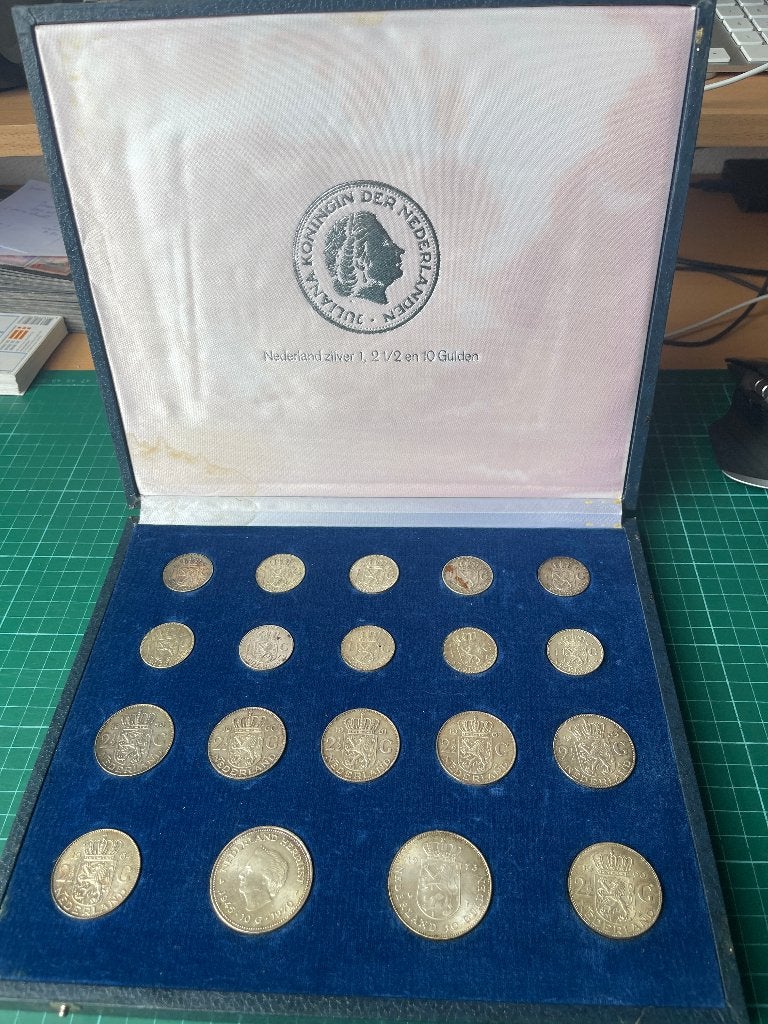 Complete Zilveren Juliana cassette met 19 zilveren Munten, Postzegels en Munten, Munten | Nederland, Koningin Juliana, Setje, Zilver