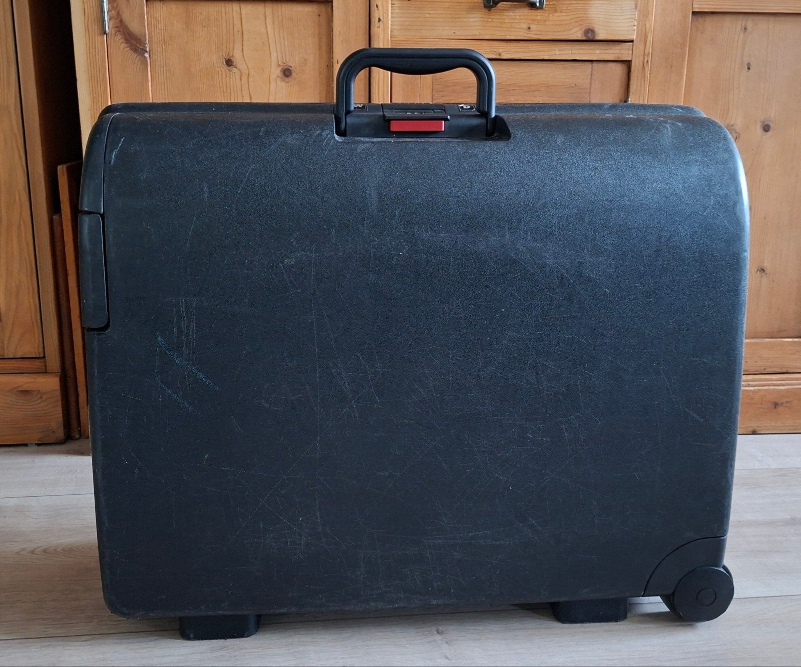 Carlton koffer zwart met wieltjes en cijferslot, Gebruikt, Hard kunststof, 45 tot 55 cm, Wieltjes
