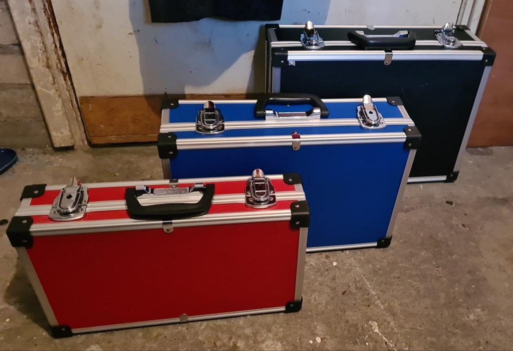 Set van 3 aluminium koffers (rood, blauw, zwart), Sieraden, Tassen en Uiterlijk, Koffers, Ophalen, Gebruikt, 50 tot 60 cm, Slot