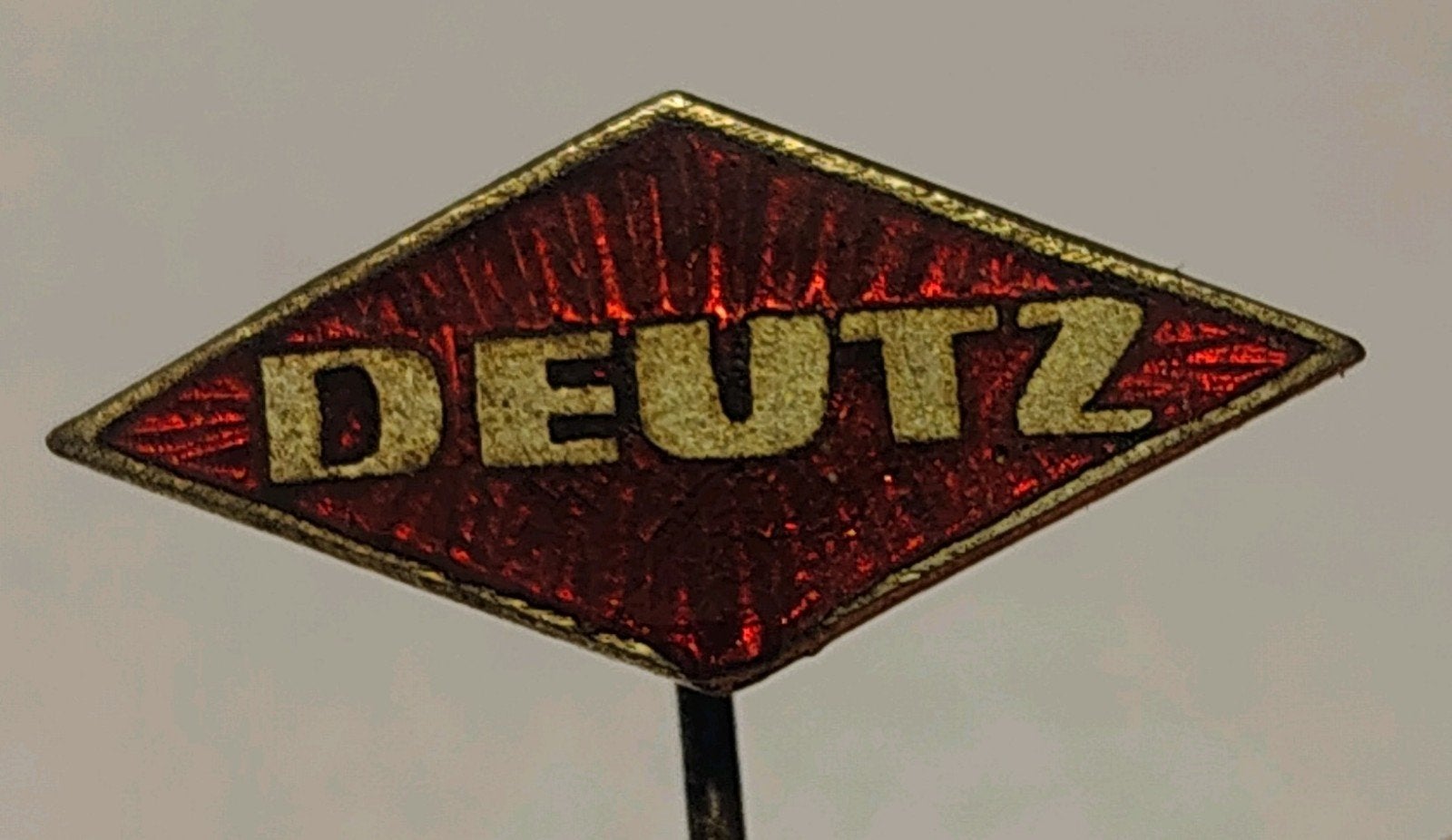 Deutz Emaille Speldje Steekspeld, Ophalen of Verzenden, Gebruikt, Overige onderwerpen