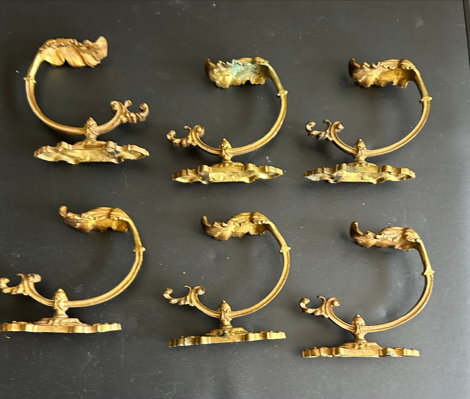 Set van 6 antieke vuurvergulde (kapstok) haken, Ophalen, Koper of Brons