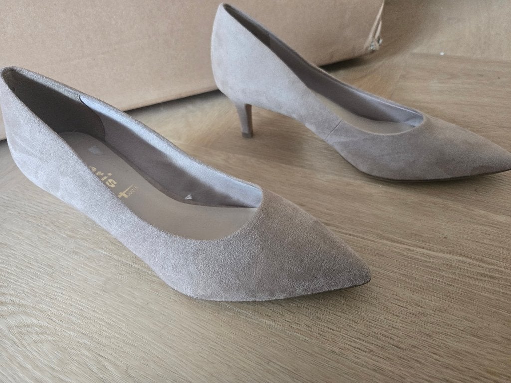 Taupe kleur suede tamaris pumps nieuw maat 40, Ophalen of Verzenden, Nieuw, Overige kleuren