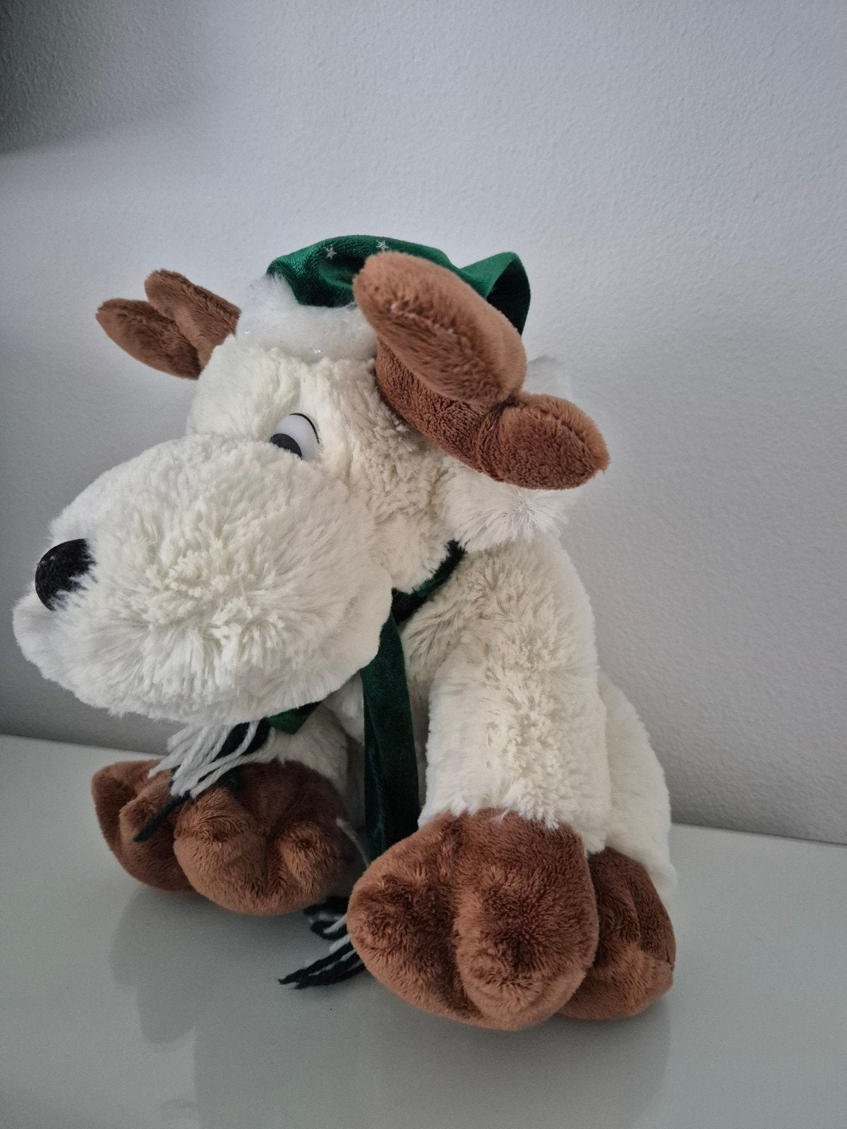 Leuk rendier knuffel met kerstmuts en sjaal, Overige typen, Ophalen of Verzenden, Zo goed als nieuw, Met kleding of accessoire