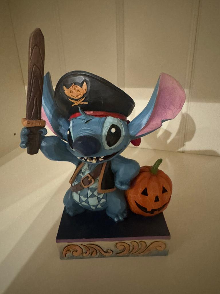 Disney traditions stitch piraat, Verzamelen, Disney, Ophalen of Verzenden, Overige figuren, Zo goed als nieuw, Beeldje of Figuurtje