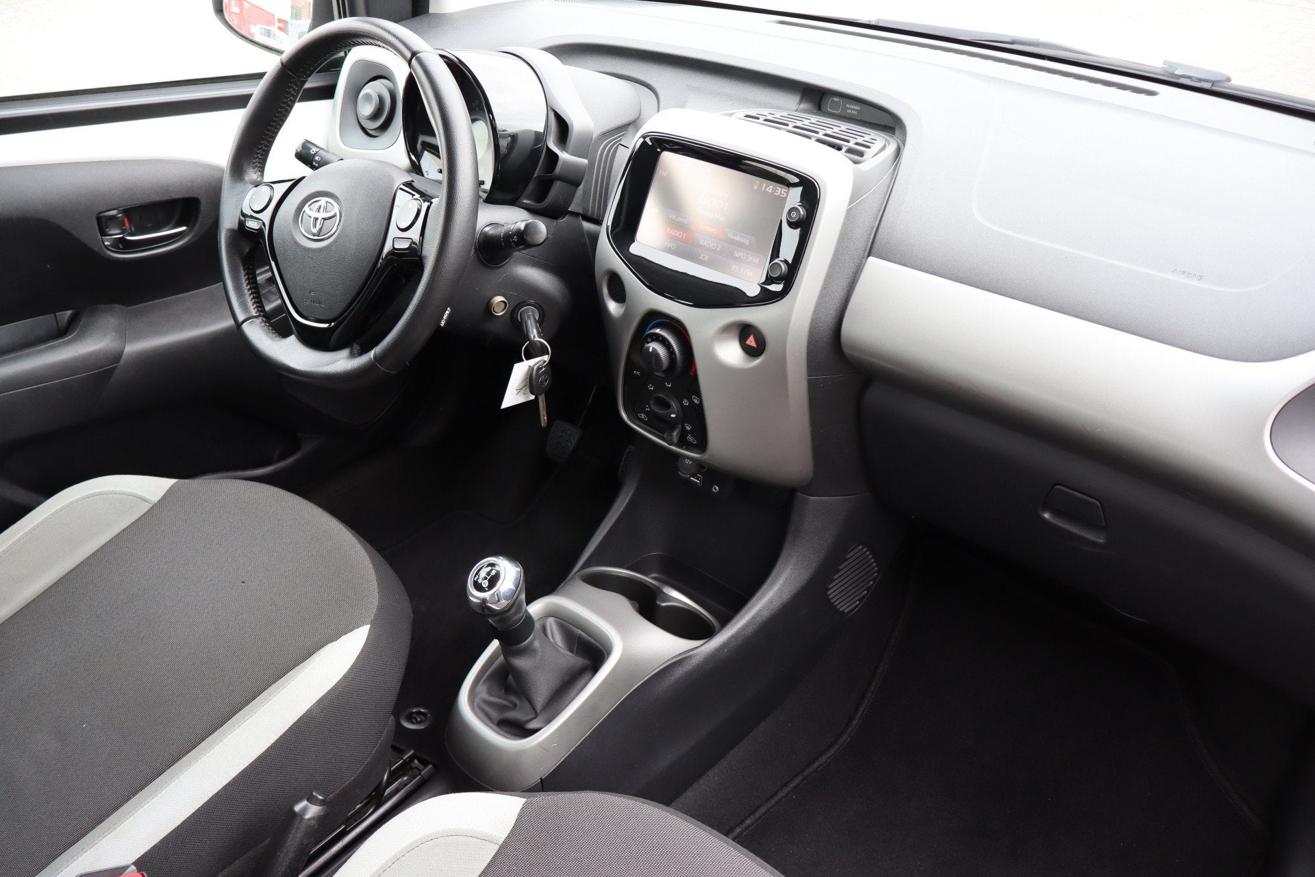 Toyota Aygo 1.0 VVT-i x-play Achteruitrijcamera/App connect/, Auto's, Toyota, Voorwielaandrijving, 12 maanden, Stof, Gebruikt
