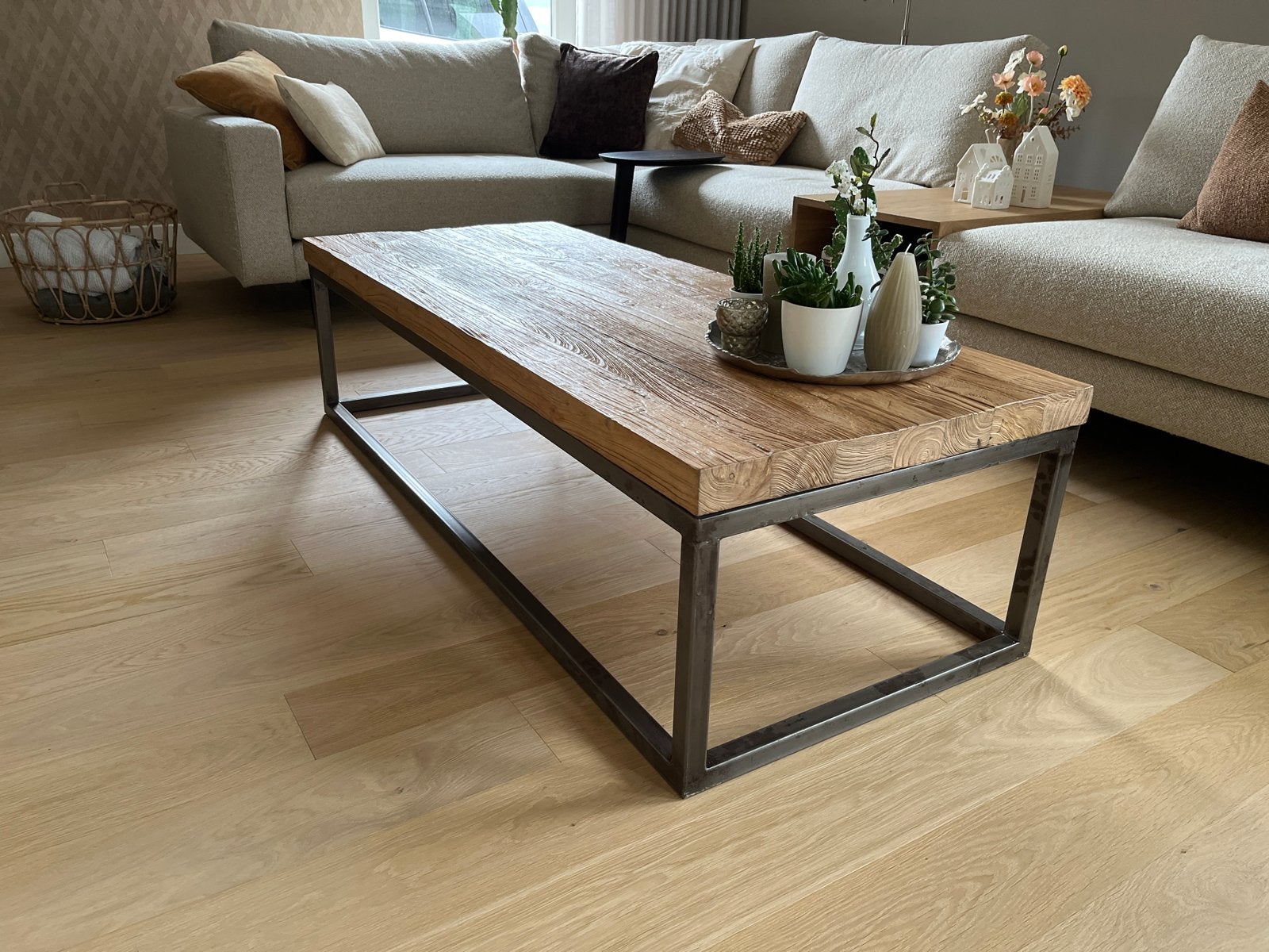 Robuuste salontafel van massief teakhout en metaal, Ophalen, 100 tot 150 cm, 50 tot 100 cm, Zo goed als nieuw
