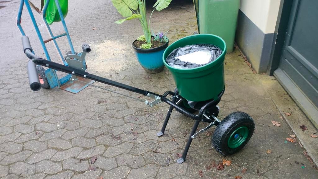 Meststoffen duw strooier van " Tina "  ®, Ophalen, Nieuw