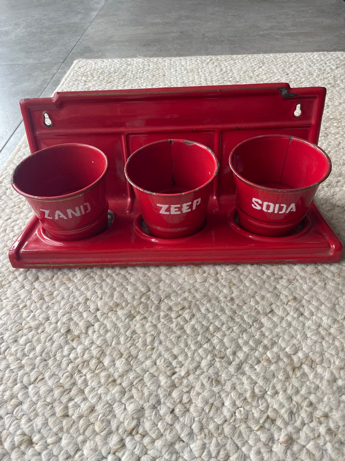 Vintage rood emaille rek met bakjes voor zand, zeep, soda, Ophalen