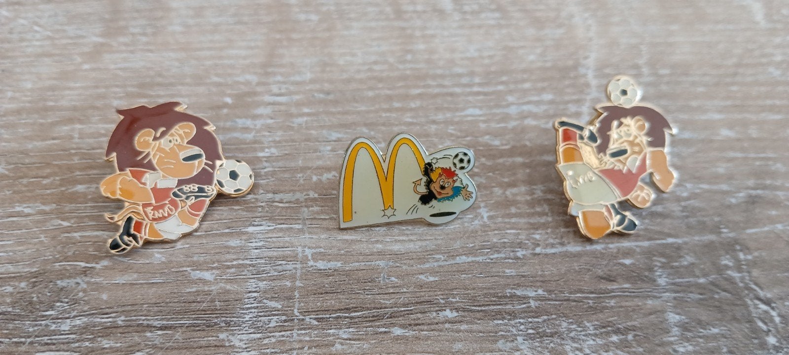 EK / WK voetbal leeuw knvb pin badge 1993 en McDonald's 1998, Verzamelen, Speldjes, Pins en Buttons, Ophalen of Verzenden, Zo goed als nieuw