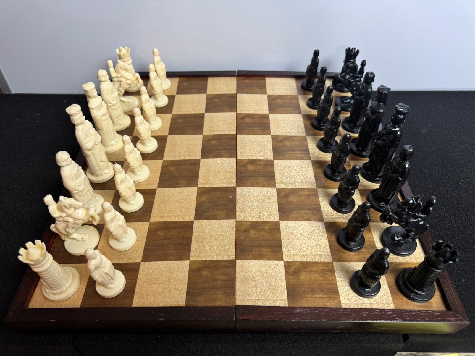 Vintage schaakspel middeleeuwse stukken — houten kist/bord, Ophalen of Verzenden, Minder dan 500 stukjes, Zo goed als nieuw, Schaken