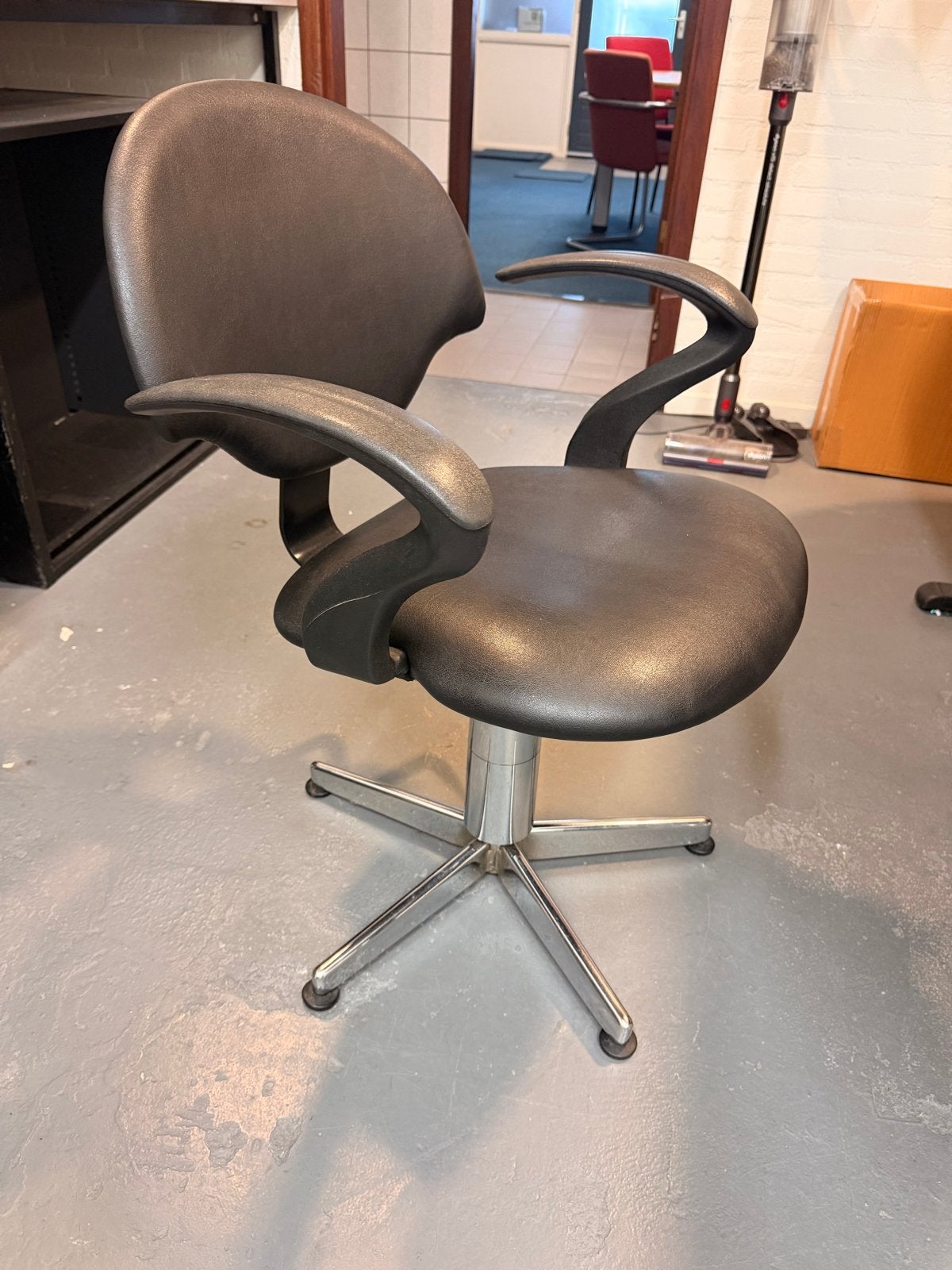 Comfortabele kappersstoel - Zwart, Ophalen, Gebruikt, Zwart, Eén