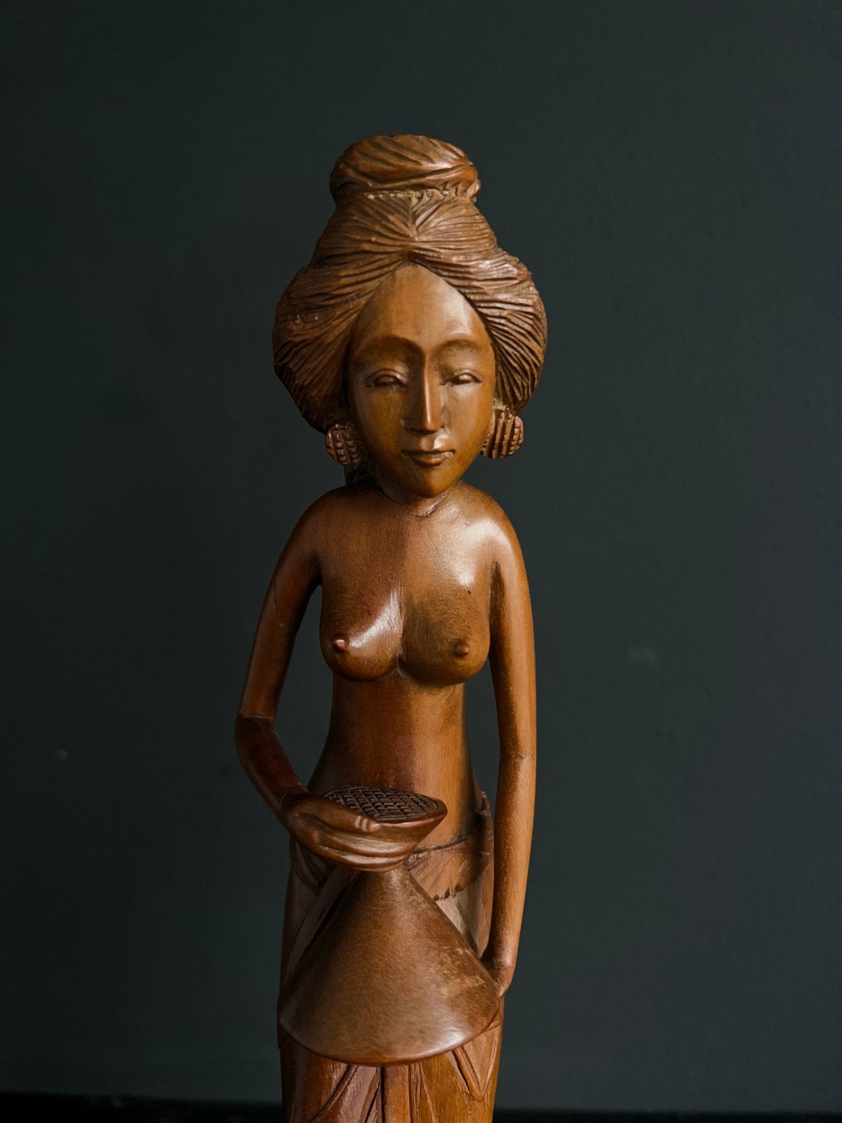 Prachtig Balinees beeldje - Watervrouw uit de jaren '20, Antiek en Kunst, Ophalen of Verzenden, Handgemaakt, Beeld, Hout