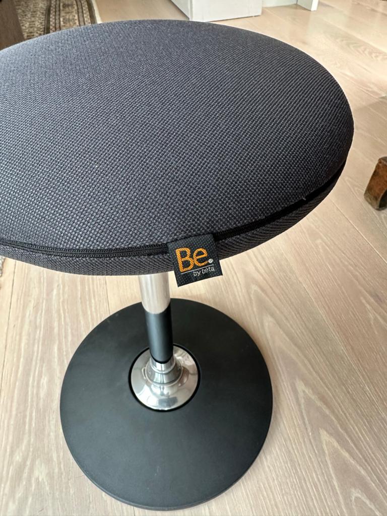 BE by bèta ergonomische kruk, in hoogte verstelbaar, Huis en Inrichting, Bureaustoelen, Ophalen, Zwart, Zo goed als nieuw, Bureaukruk