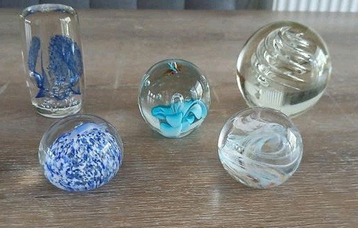 Set 5 glazen presse papier ballen dolfijn libelle twister, Antiek en Kunst, Antiek | Glas en Kristal, Ophalen of Verzenden