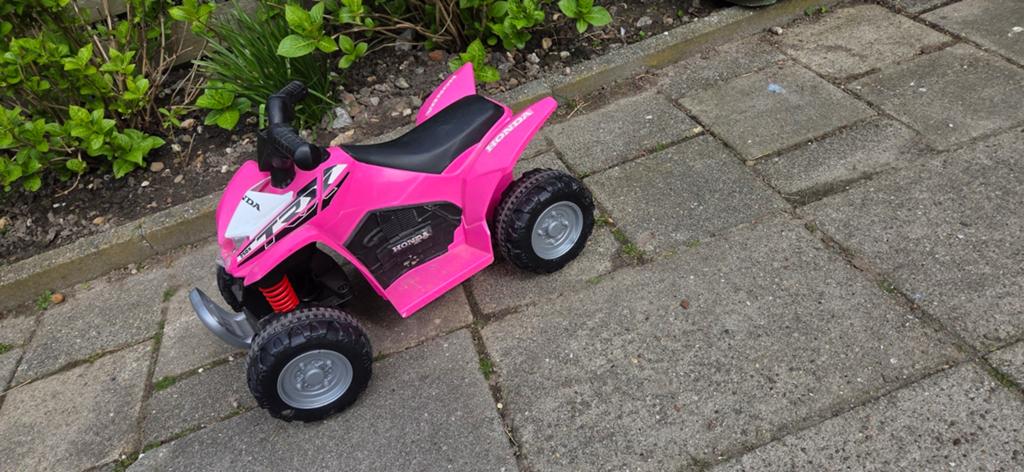 Roze Honda kinder quad, Kinderen en Baby's, Speelgoed | Buiten | Accuvoertuigen, Ophalen