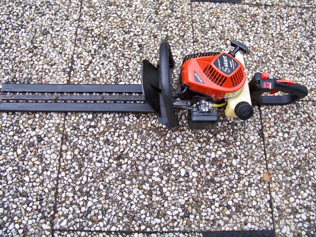 Hitachi 2-takt 21cc benzine heggenschaar bladlengte 35cm, Ophalen, Gebruikt, Benzine, Hitachi