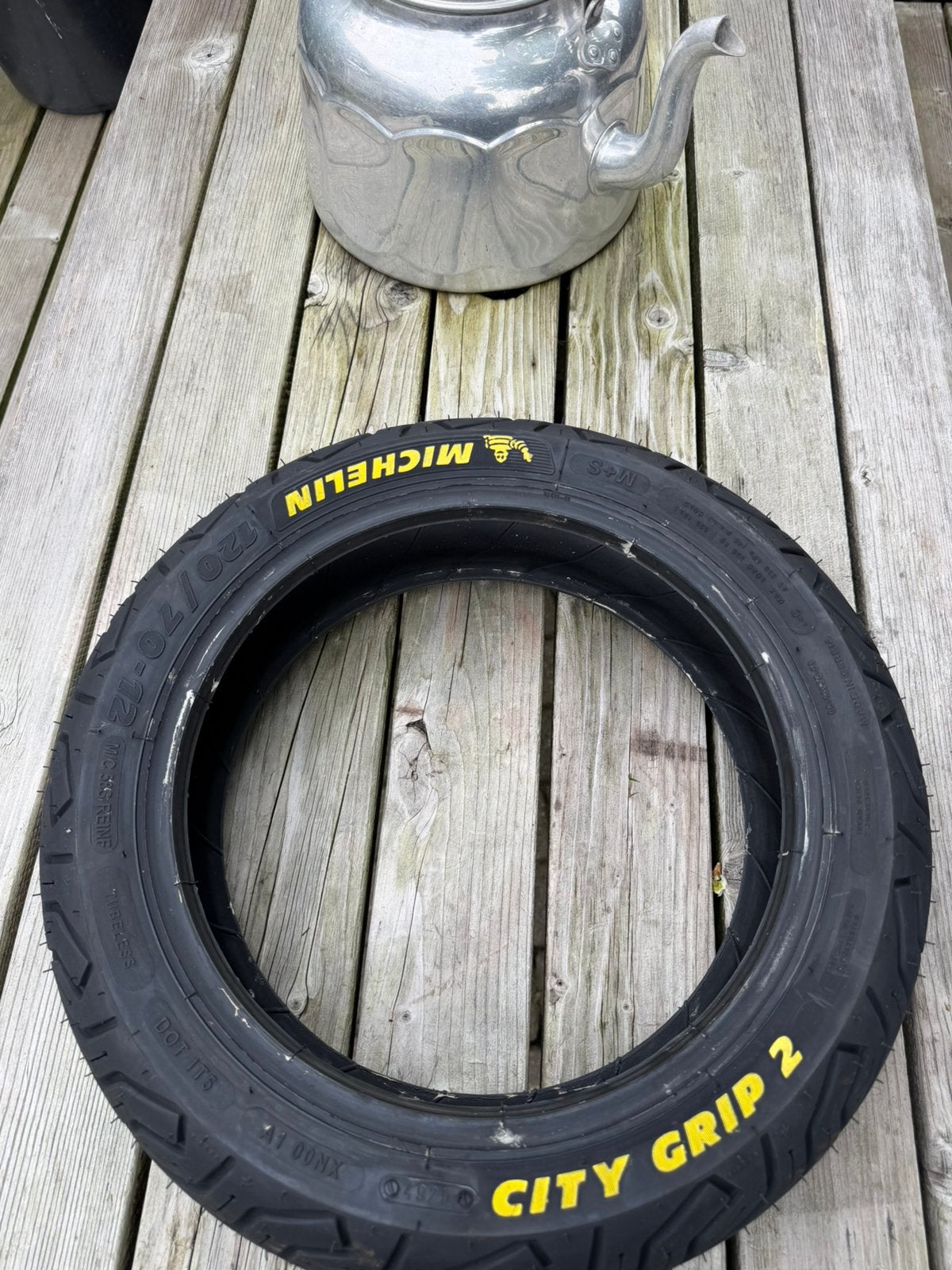 Nieuwe michelin band (120/70-12), Ophalen