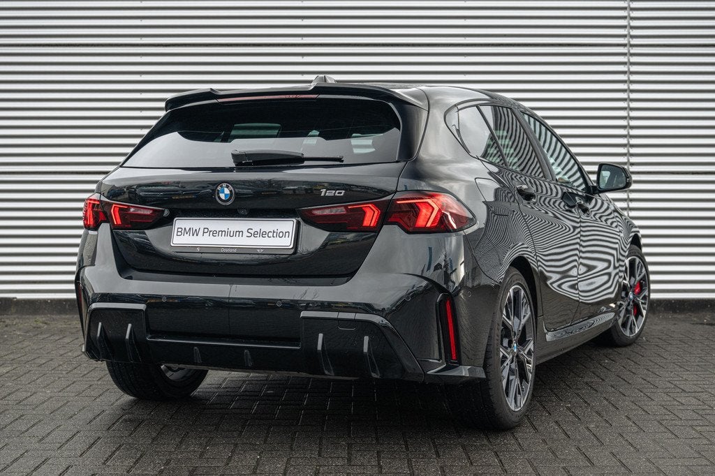 BMW 1 Serie 120 M Sport Automaat / Harman-Kardon / Sportstoe, Gebruikt, 156 pk, Met garantie (alle), Zwart