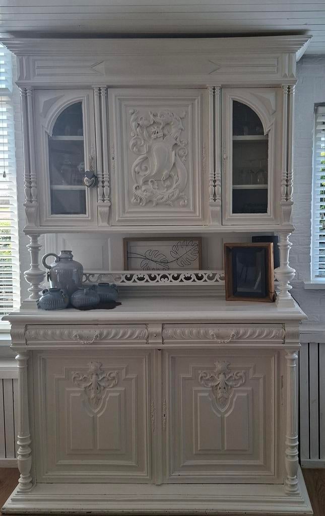 Grote eiken buffetkast, wit geverfd, met houtsnijwerk, Huis en Inrichting, Ophalen, Gebruikt, Glas, Met deur(en)