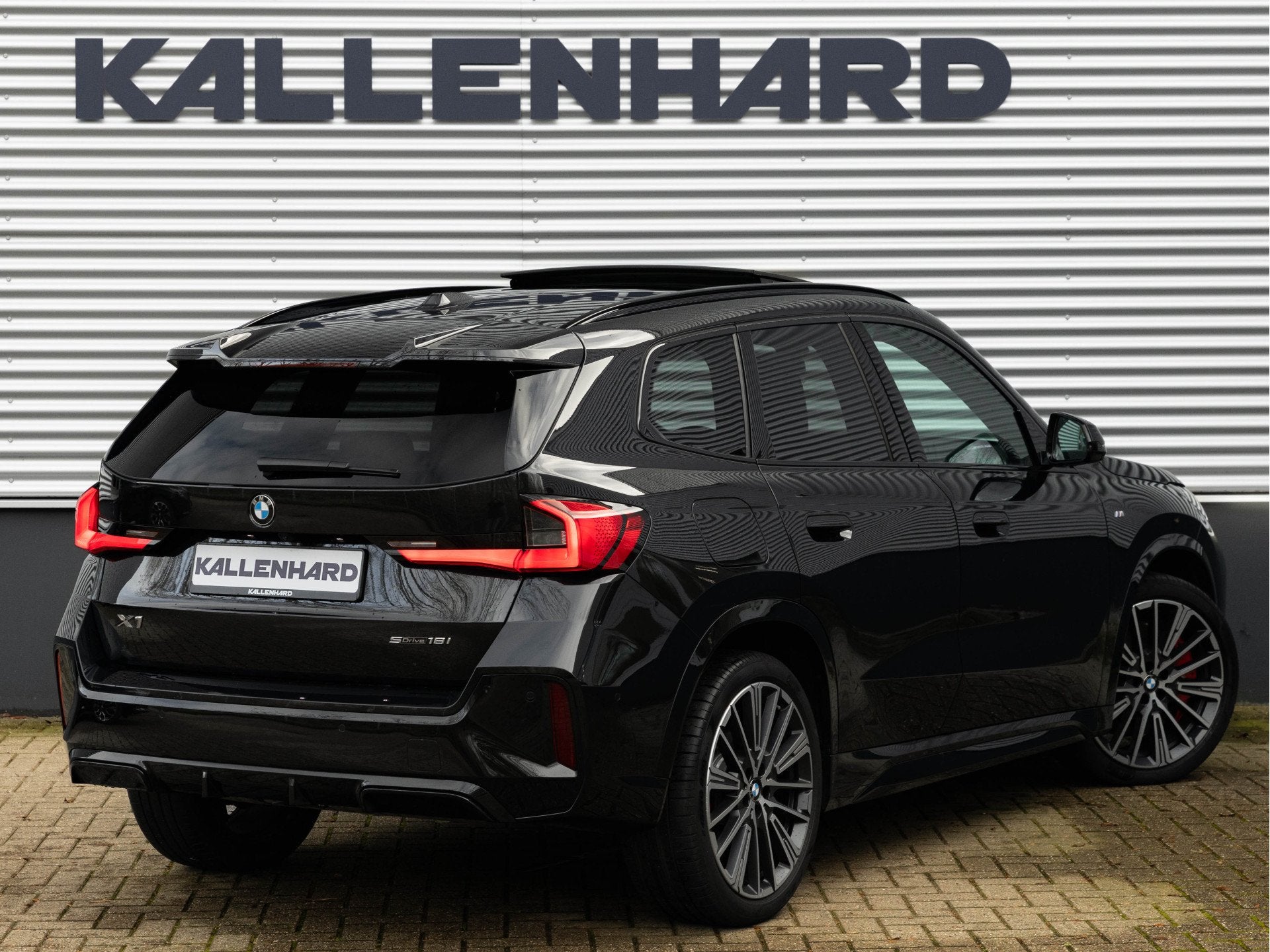 BMW X1 sDrive18i M-Sport Pro - Pano - Memoryzetel - Trekhaak, Auto's, 136 pk, 24 maanden, Zwart, Leder