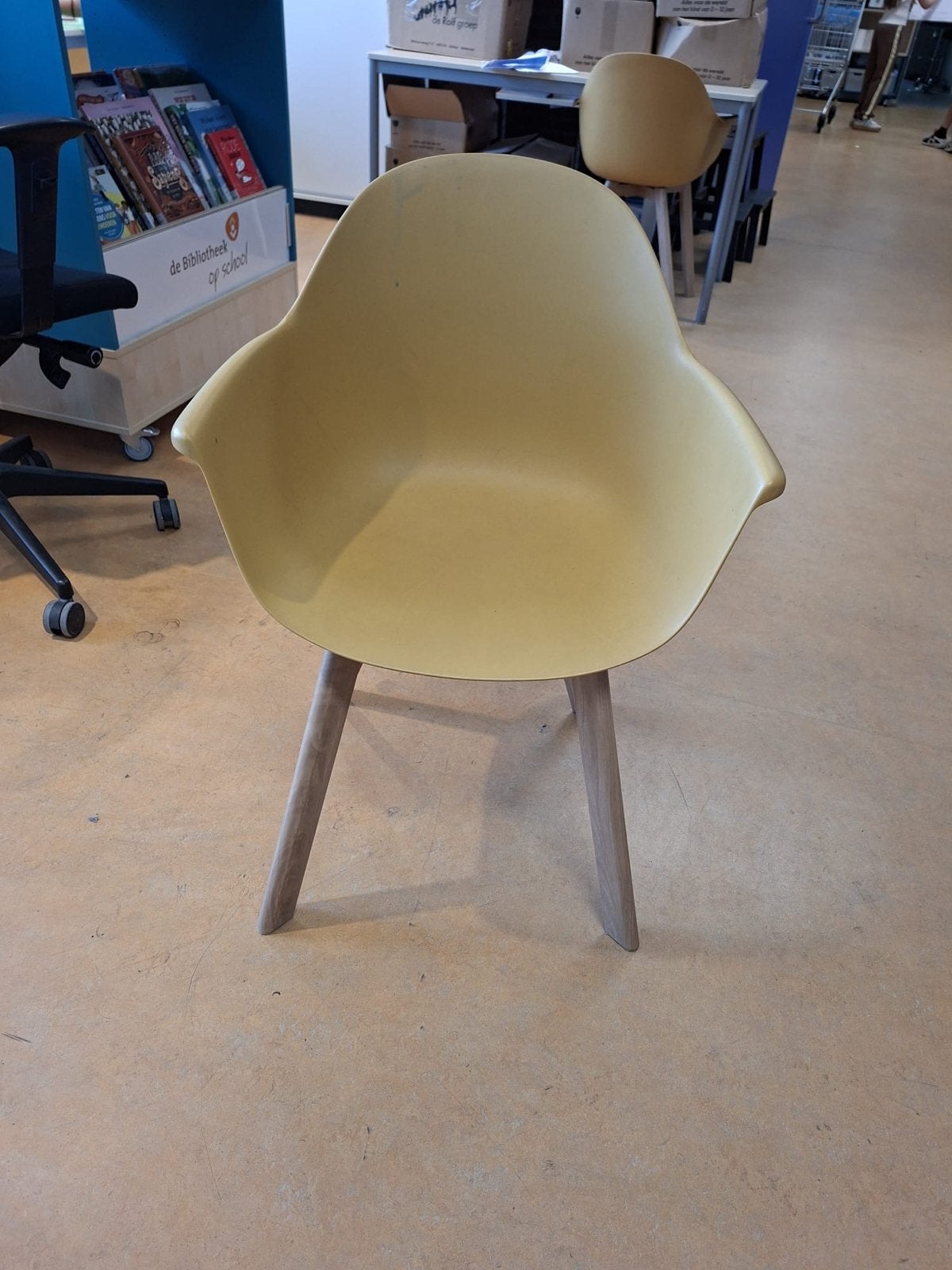 Comfortabele gele kuipstoel met houten poten, Huis en Inrichting, Stoelen, Ophalen, Gebruikt, Overige kleuren, Eén