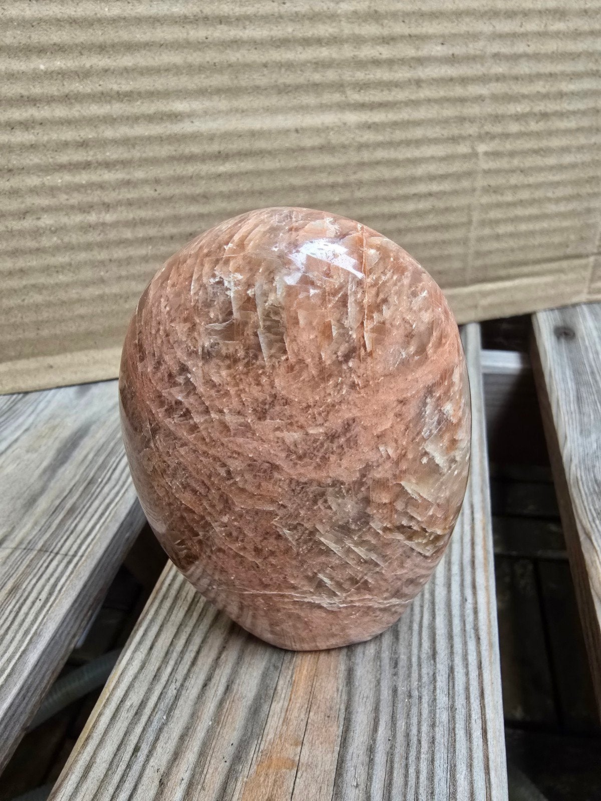 Gepolijst sculptuur van Perzik Maansteen, Verzamelen, Ophalen of Verzenden, Mineraal