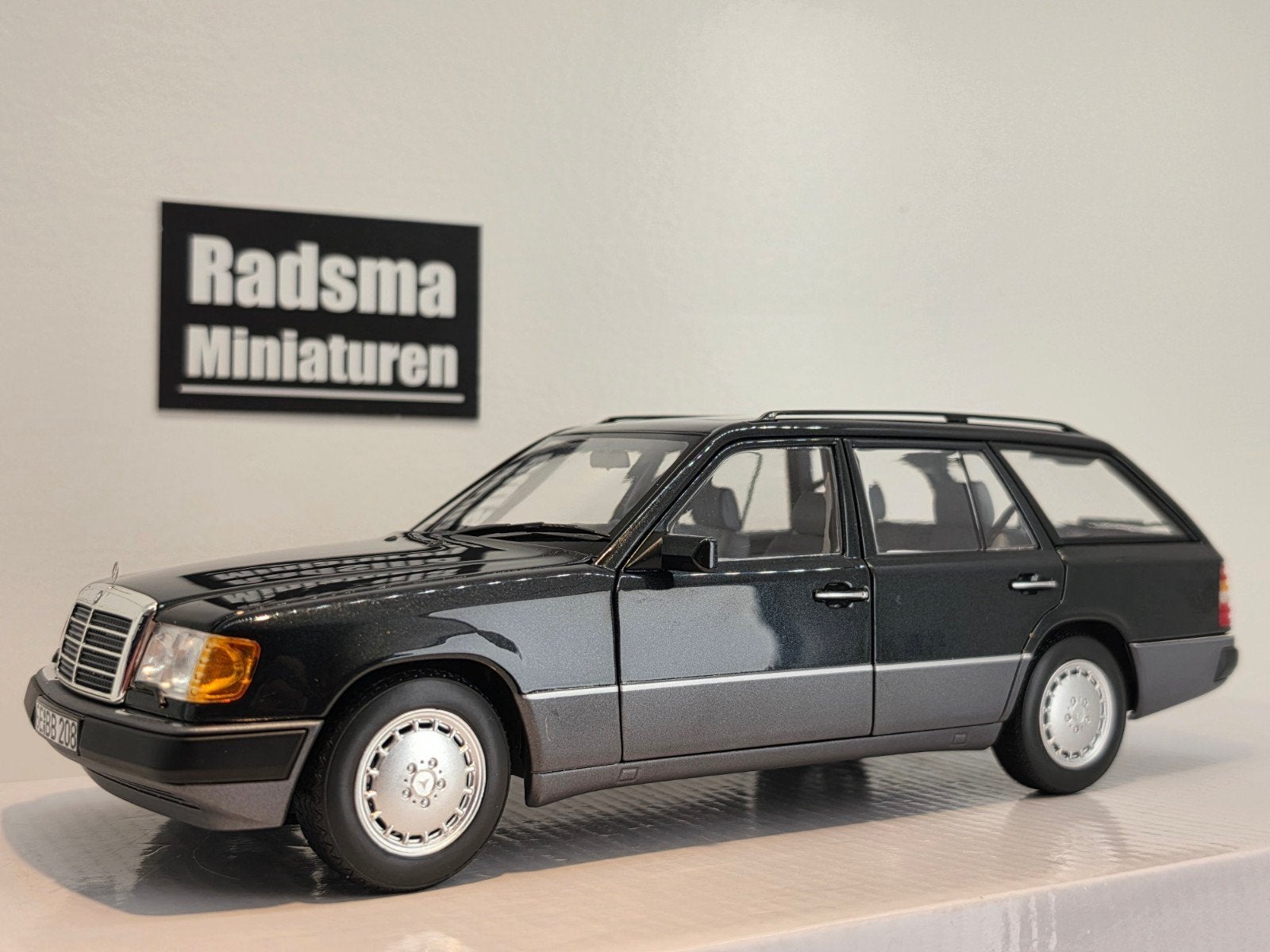 Mercedes-Benz 300 W124 Combi - Zwart - 1:18 Norev, Auto, Nieuw, Norev, Ophalen of Verzenden