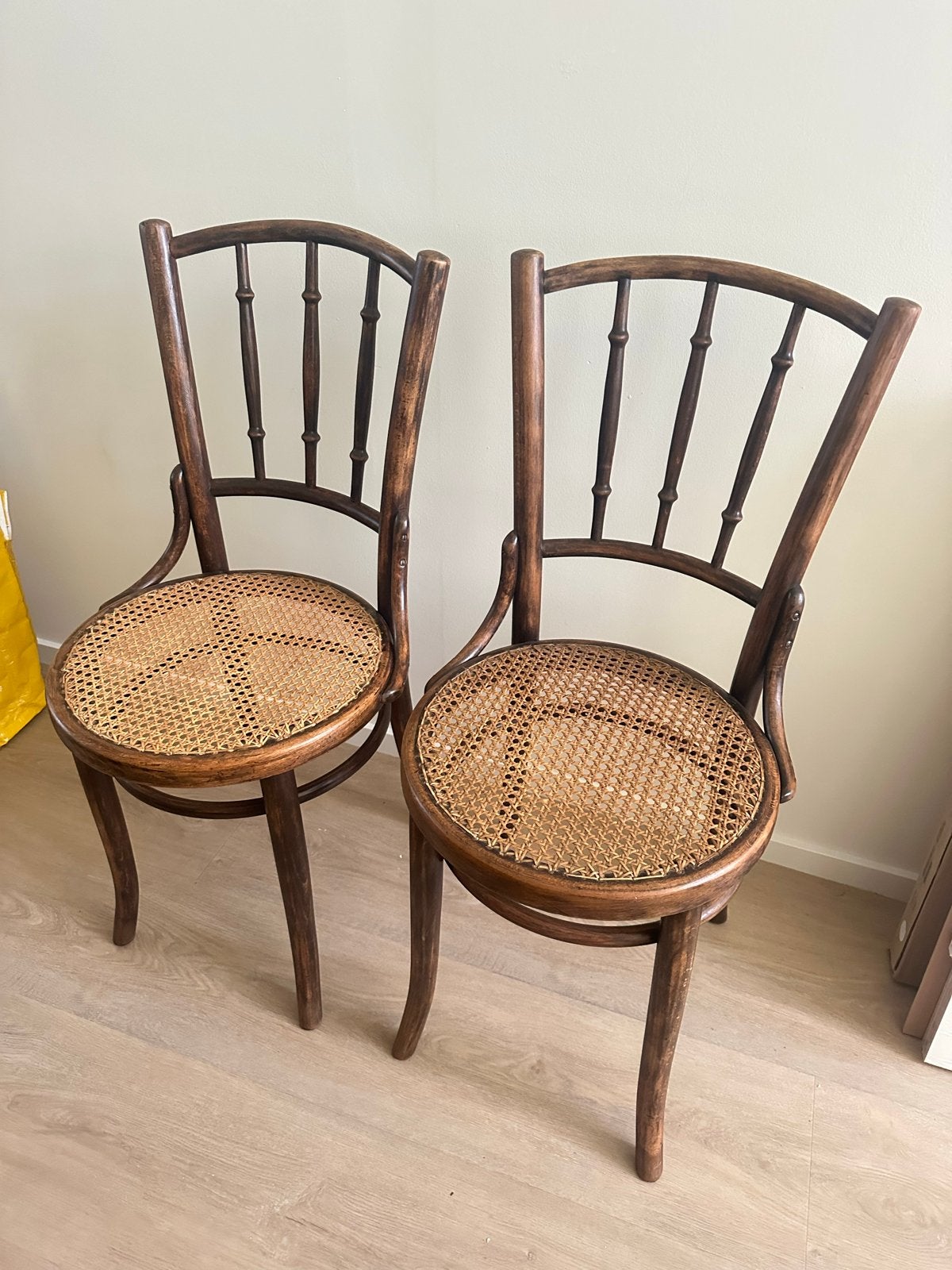 Set van 2 Thonet stoelen evt. met bankje - rotan en hout, Ophalen