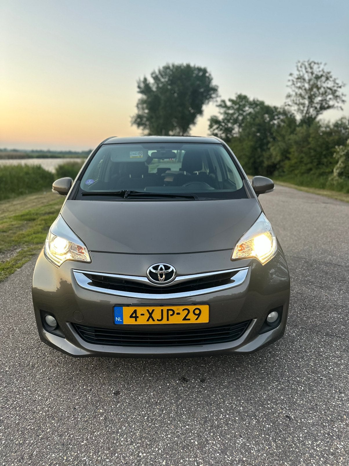Toyota Verso-S 1.3 Vvt-i 2014 Bruin, Auto's, Voorwielaandrijving, Stof, Zwart, 4 cilinders