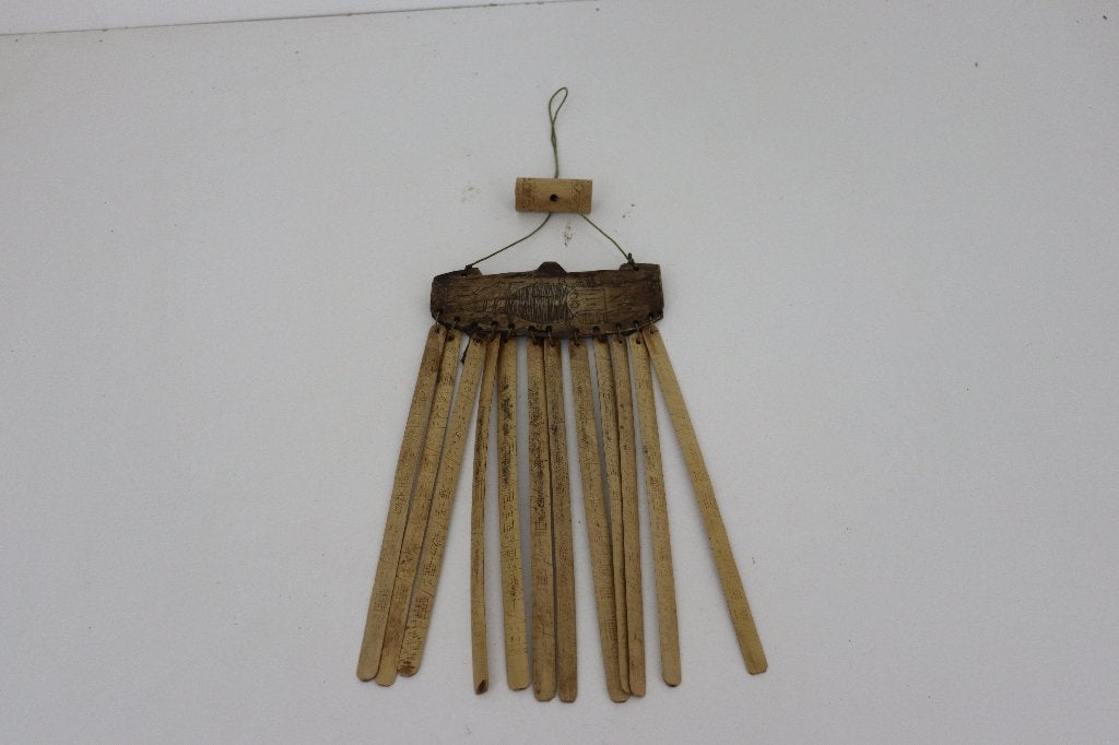 Vintage Indonesische Batak Kalender Handgesneden Bot Bamboe, Antiek en Kunst, Overige typen, Overige onderwerpen, Ophalen of Verzenden