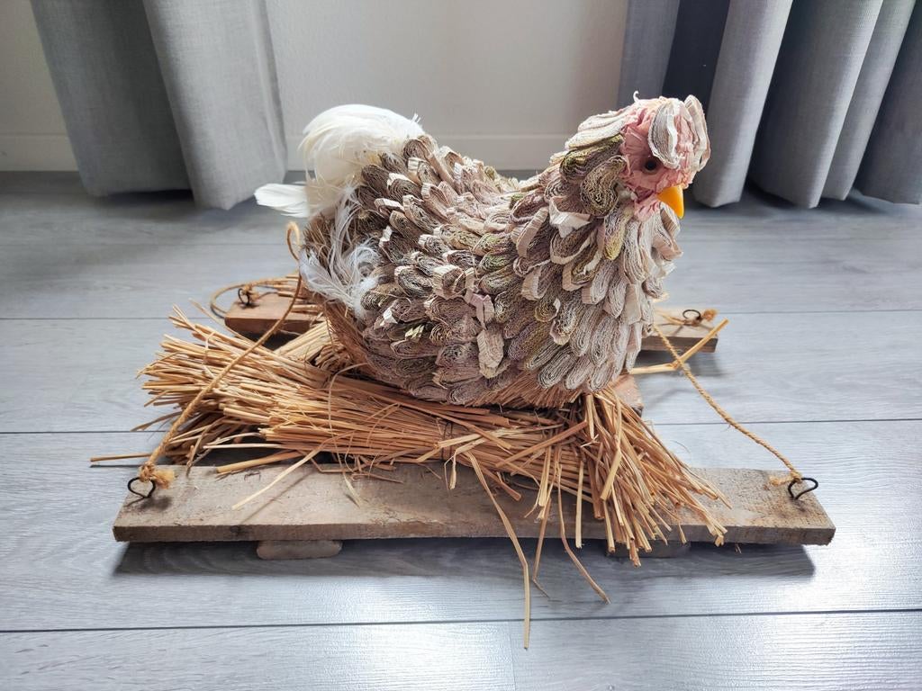 Paasdecoratie. Kip op stro nest., Diversen, Pasen, Ophalen of Verzenden
