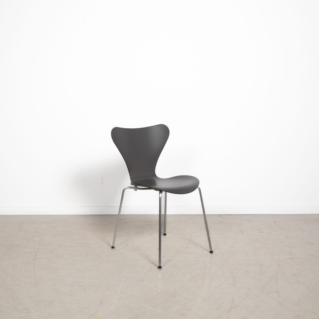 Fritz Hansen 3107 Stoel Donkergrijs Hout - Chroom, Niet ingevuld, Zo goed als nieuw, Niet ingevuld, Niet ingevuld