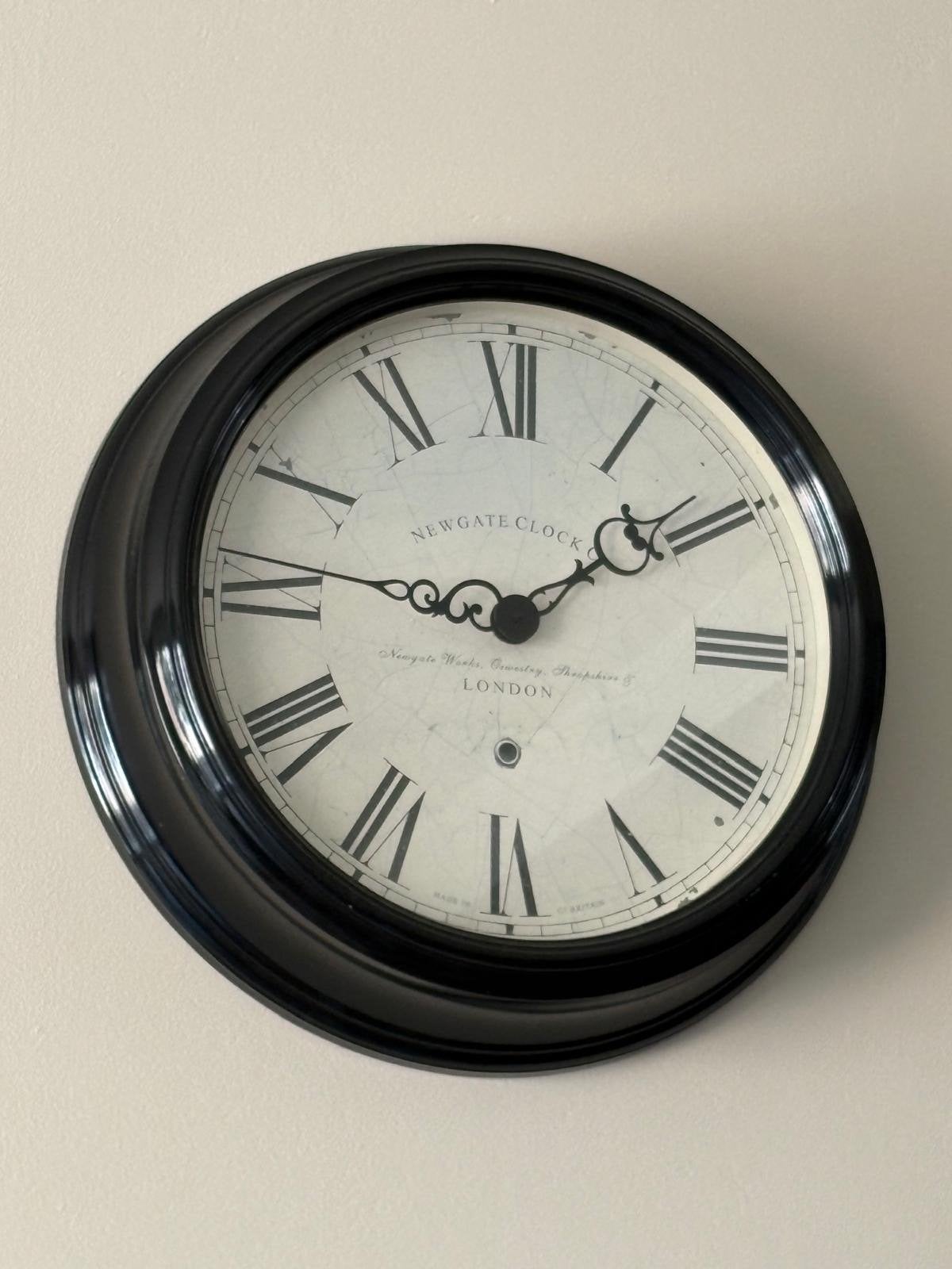 Newgate Clock London wandklok - Zwart, Romeinse cijfers, Huis en Inrichting, Ophalen, Vintage, Analoog, Werkt op batterijen