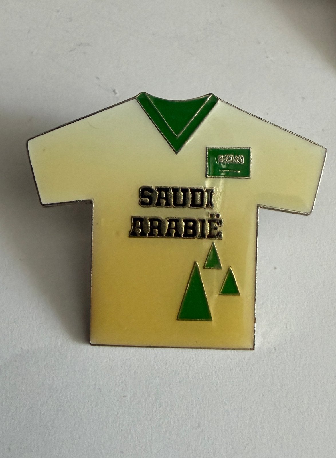 Speldje Saudi Arabië Voetbalshirt, Ophalen of Verzenden, Gebruikt, Sport, Speldje of Pin