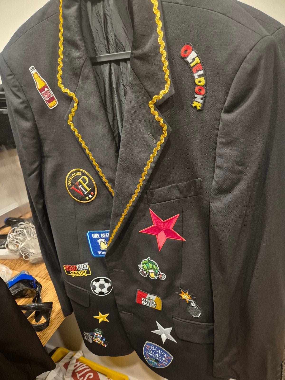 Oeteldonk Carnaval Jasje met Badges, Ophalen