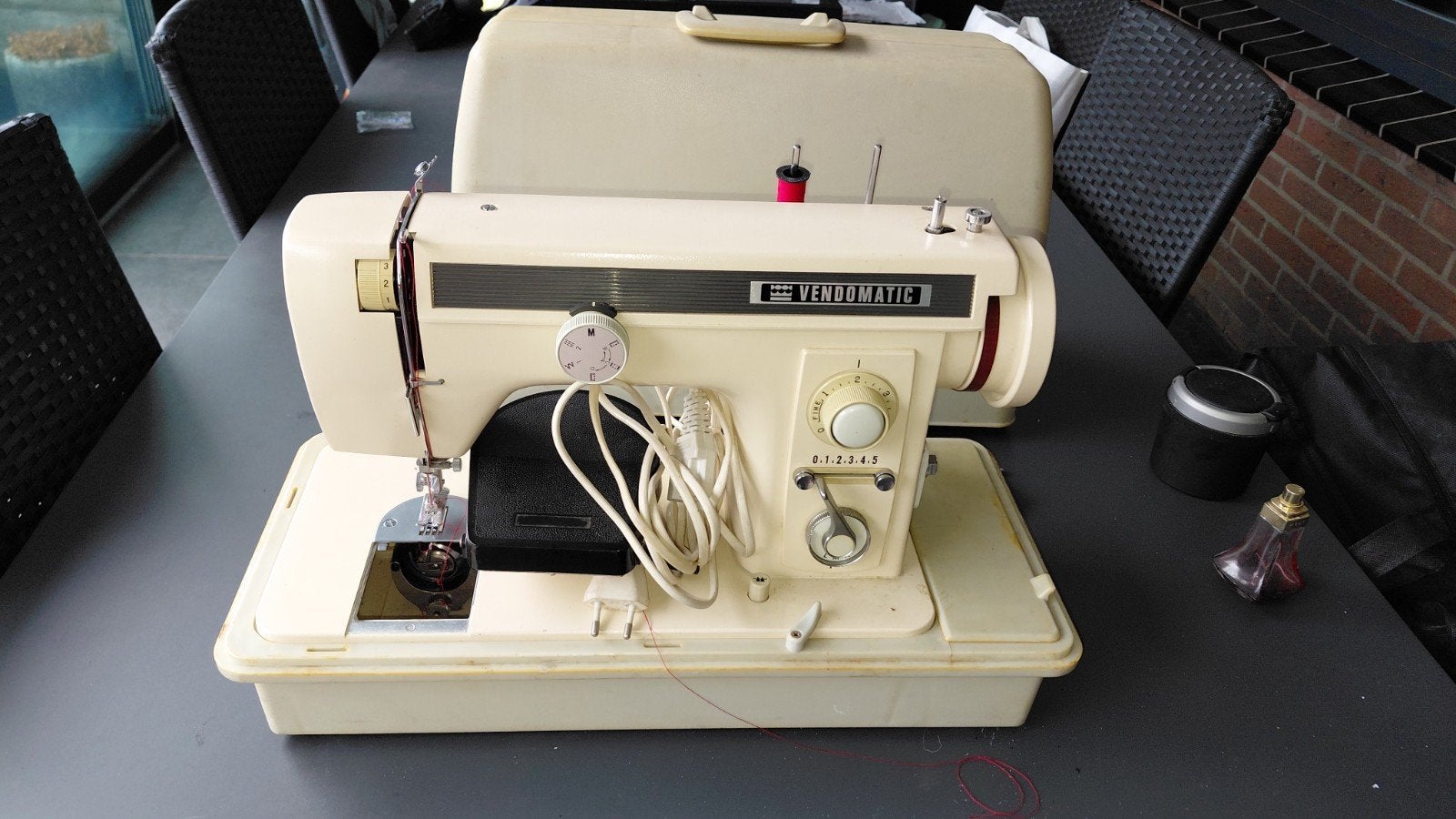 Vendomatic Naaimachine - Vintage Model met Accessoires, Ophalen of Verzenden, Gebruikt, Naaimachine, Overige merken