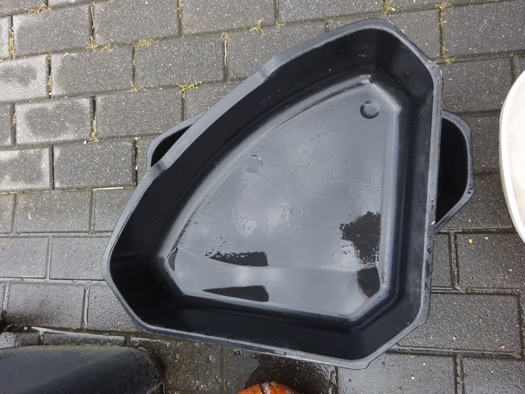 2 zwarte hoekplasbakken groot, Meerdere dieren, Groot, Hangoor