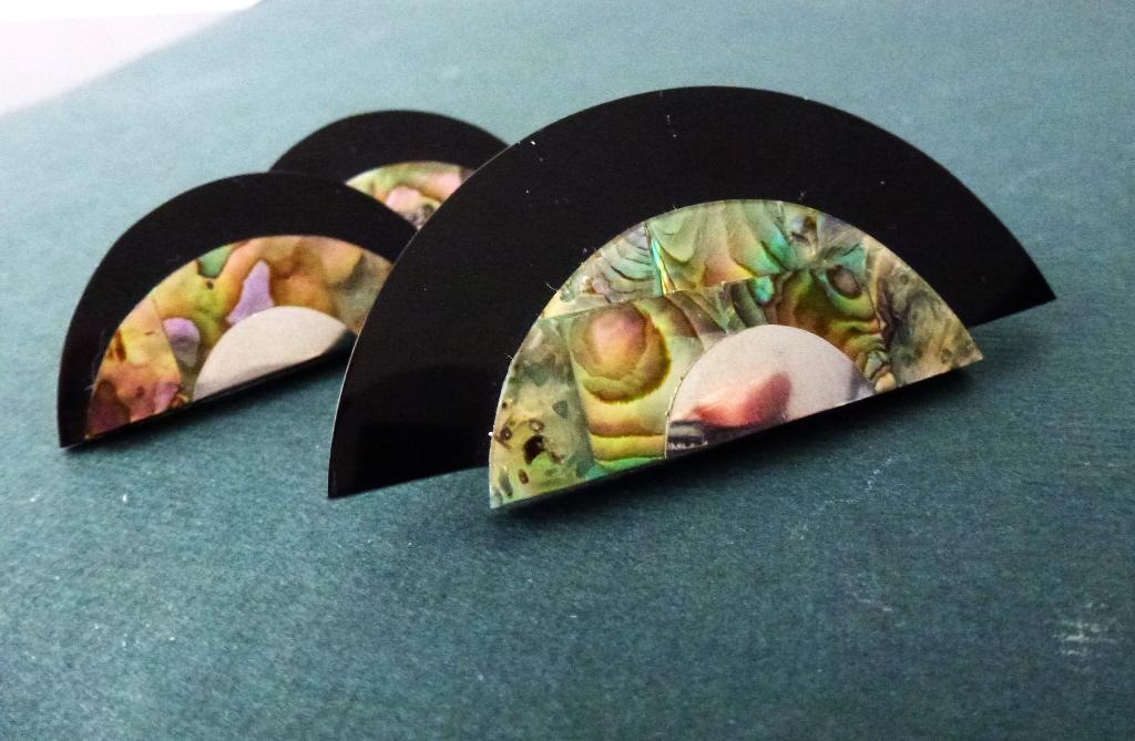 Trifari mooie abalone broche en oorbellen, in nieuw staat., Sieraden, Tassen en Uiterlijk, Overige materialen, 4 tot 7 cm, Overige kleuren