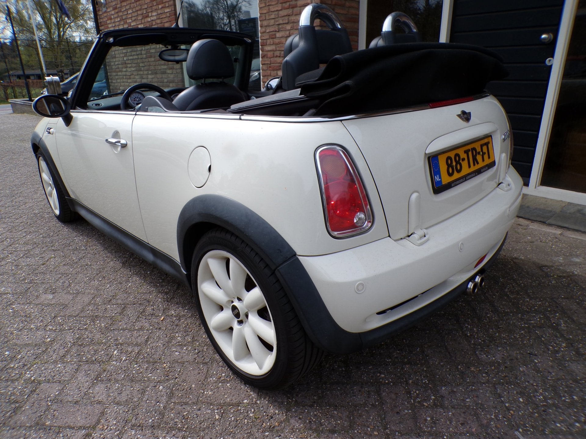 Mini Mini Cabrio 1.6 Cooper S Chili Leder / Navi, Auto's, Voorwielaandrijving, Gebruikt, Zwart, 4 cilinders