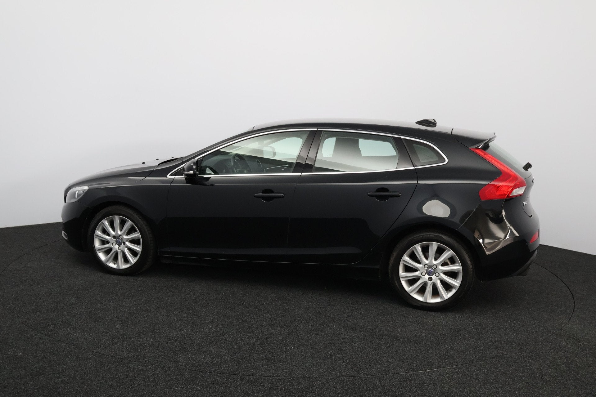 Volvo V40 1.6 T4 Momentum/ AUTOMAAT!/ 17'' LMV/ Half-Leder/, Gebruikt, Zwart, 4 cilinders, 179 pk