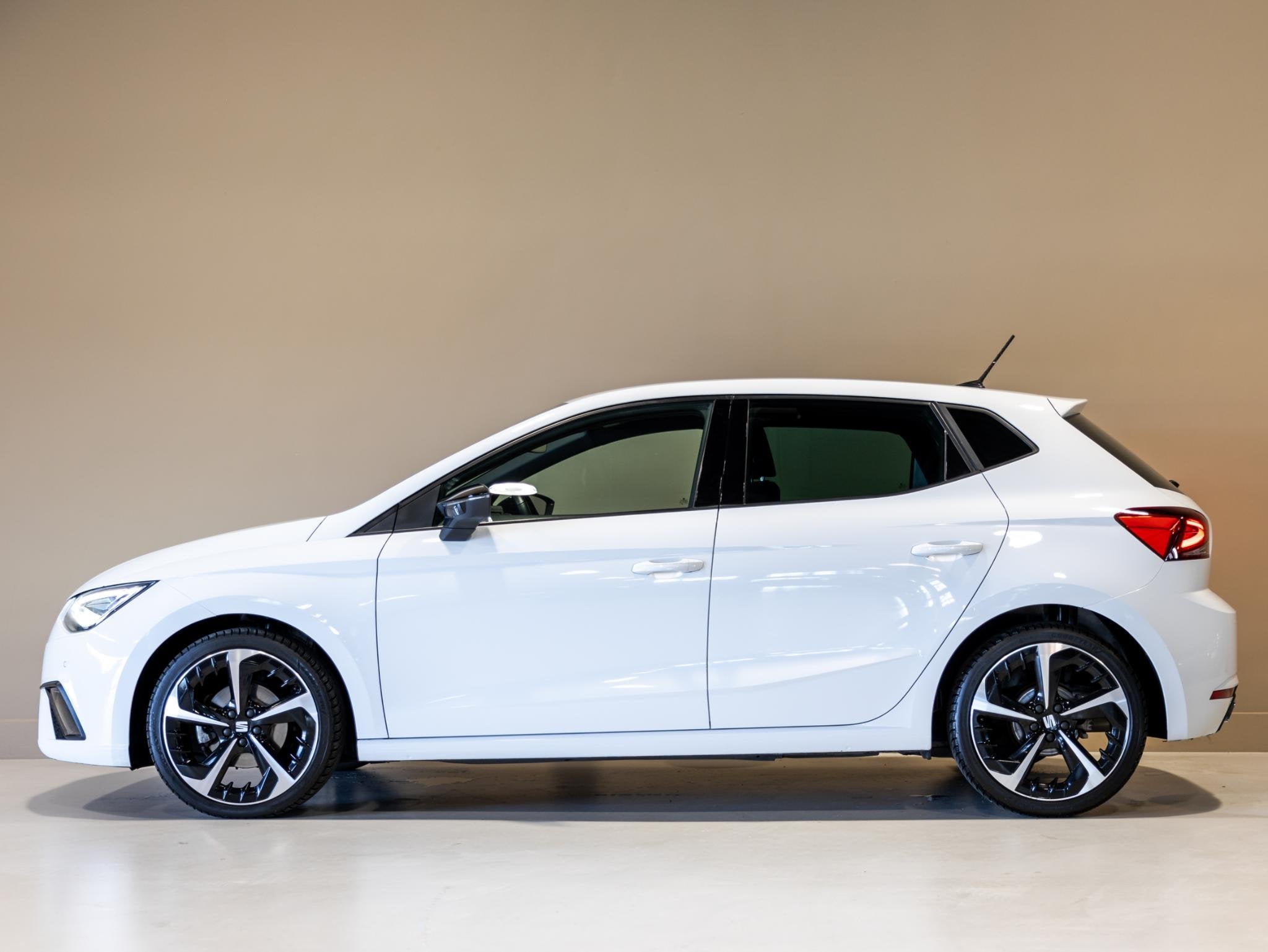 SEAT Ibiza 1.5 TSI Sport / 150pk / NAP / Apple CarPlay / Aut, Auto's, Stof, Gebruikt, 4 cilinders, 610 kg