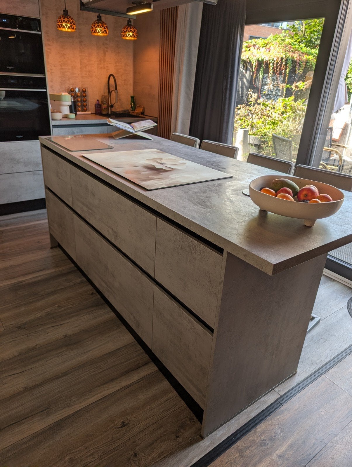 Moderne greeploze keuken met kookeiland zonder Apparatuur, Ophalen, Zo goed als nieuw, Greeploos, Composiet
